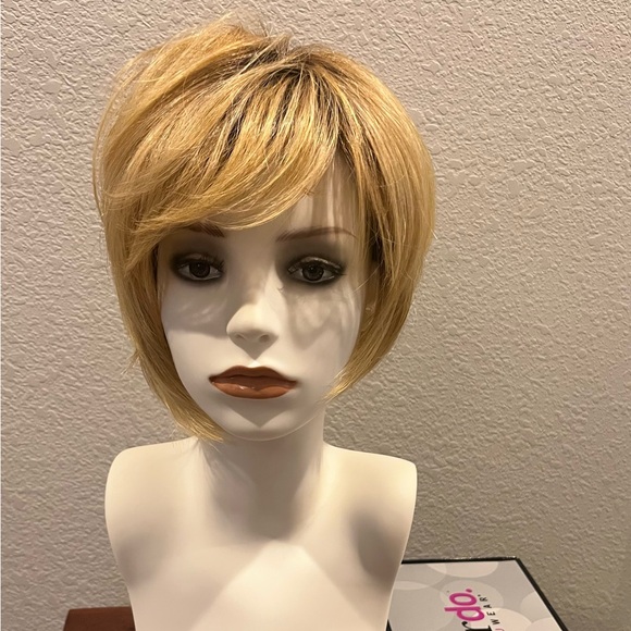 Hairdo Textured Fringe BobSS25 Rooted Ginger BlondeRooted medium Gold Blonde